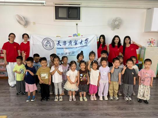 津门晨味润童心 文化薪火传巷陌——开云官方网页版官网津门早餐文化实践团开展早餐文化宣教活动