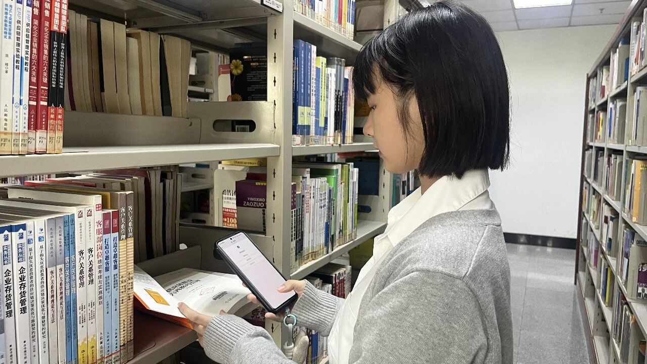 天津教育报微信公众号报道我校图书馆全新阅读服务