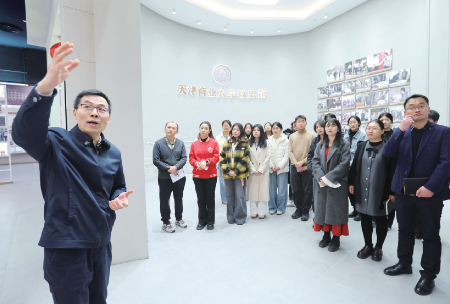 《天津教育报》报道我校党委书记为学生上开学第一课