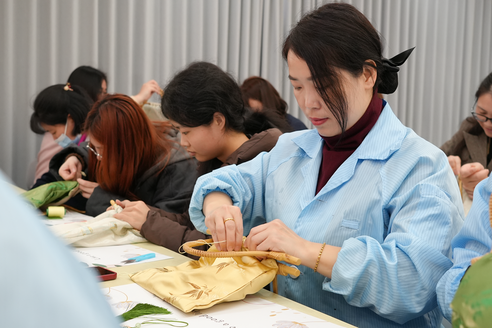 把2026春天“袋”回家 | 开云官方网页版官网三八妇女节限定手作时光
